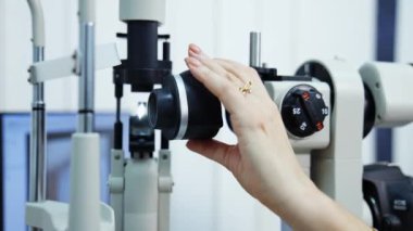 Kesik lambayla göz muayenesi yapan kadın göz doktorunun görüntüsü. Görme yeteneğini kontrol etmek için özel teknisyen hazırlanıyor. Seçici odak.