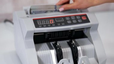 Kağıt para hesaplaması için para sayma ekipmanı. Banka finansal işlemleri için otomatik mekanizma. 100 USD 'lik döviz değişimi. Kapatma para sayma makinesi dolar sayma makinası