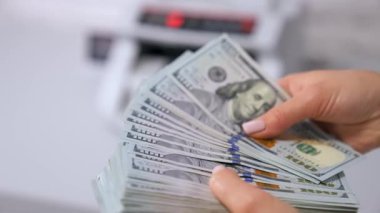 İş, finans, tasarruf, bankacılık ve insan konsepti - kadın ellerine yakın olmak bize dolar saymak