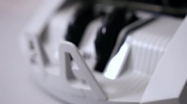 Para sayma makinesi. Banknotlar yüz dolarlık banknotları sayıyor. Yakın plan.