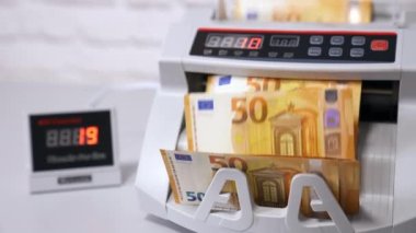 Para sayma makinesi. Euro banknotları. Finans konsepti. Banka mali işlemleri için mekanizma