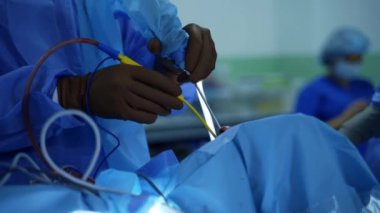 Yeni tıbbi ekipmanların yardımıyla cerrahi işlem. Ameliyathanede çağdaş ekipmanlar var. Mavi üniformalı uzmanlar bir operasyon düzenliyor..