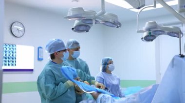 Ameliyathanede modern ekipman var. Tıbbi ekip operasyon yapıyor..