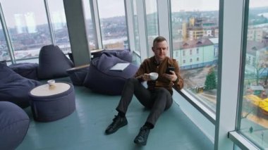 Cep telefonu üzerinde konuşurken ve kahve içme yakışıklı adam