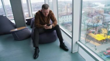 Genç adam cep telefonu kullanıyor. İnsanın iş stresi konsepti