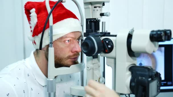 Офтальмолог Проверяет Зрение Молодого Человека Помощью Современного Оборудования Доктор Проверяет — стоковое видео