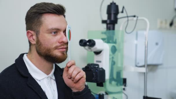 Portret Człowieka Bliska Podczas Testu Refraktometrze Nagranie Boku Badanie Wzroku — Wideo stockowe