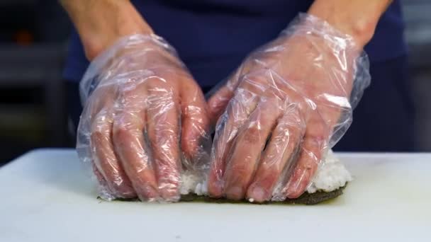 Szef Kuchni Rękawiczkach Przygotowuje Sushi Sushi Jest Zrobione Ryżu Wodorostów — Wideo stockowe
