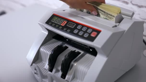 Dolar Banknotlarını Sayıyorum Kağıt Para Hesaplaması Için Para Sayma Ekipmanı — Stok video