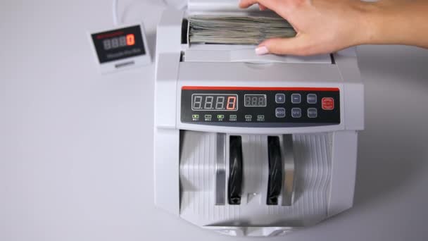 Tezgahtar Banka Ofisindeki Elektronik Para Sayma Makinesiyle Dolar Sayıyor — Stok video