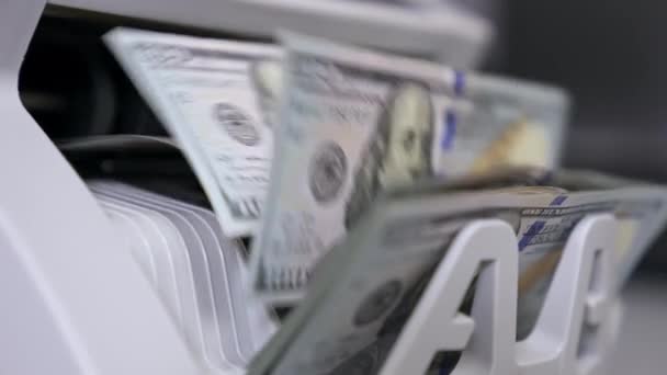 マネーカウントマシン 銀行券カウンターは100ドル紙幣を数えている クローズアップ — ストック動画
