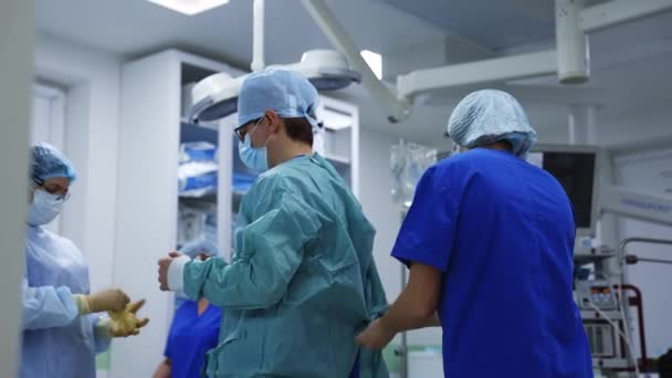 Chirurgenteam Operationssaal Bereitet Sich Auf Die Operation Vor — Stockvideo