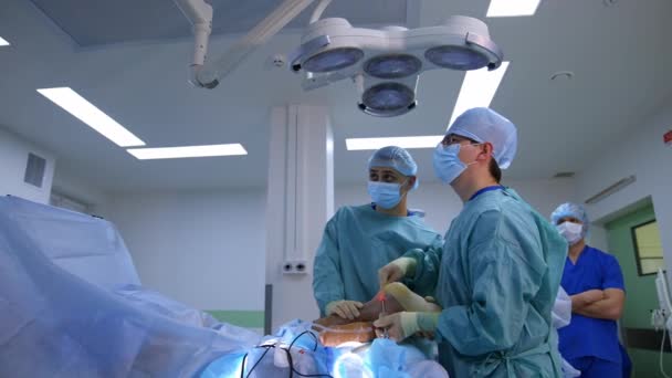 手術中だ 病院の手術室で手術を行う医療チーム 手術器具の使用 — ストック動画