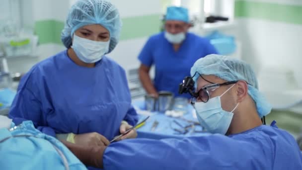 Operační Sál Probíhající Operací Lékařský Tým Provádějící Chirurgický Zákrok Světlém — Stock video