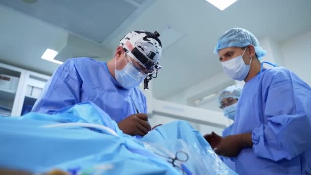 Processen För Operation Med Hjälp Medicinsk Utrustning Två Kirurger Operationssalen — Stockvideo