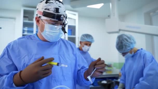 Операційна Кімната Хірургією Процесі Медична Команда Виконує Хірургічну Операцію Світлому — стокове відео