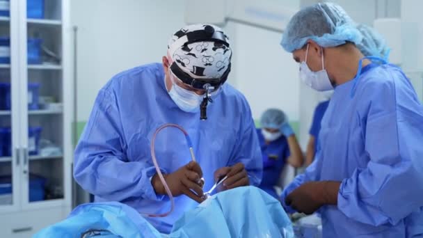 Proses Operasi Menggunakan Peralatan Medis Dua Ahli Bedah Ruang Operasi — Stok Video