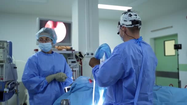 Medisch Team Uitvoeren Van Chirurgische Ingreep Heldere Moderne Operatiekamer Operatiekamer — Stockvideo
