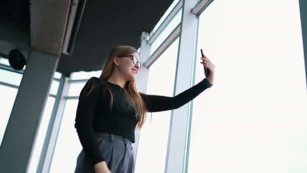 Ευτυχισμένη Ελεύθερη Επαγγελματίας Γυναίκα Γυαλιά Που Βγάζει Selfie Στο Κινητό — Αρχείο Βίντεο