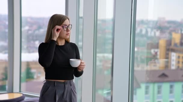 Piękna Kobieta Filiżanką Kawy Stojąca Przy Oknie — Wideo stockowe