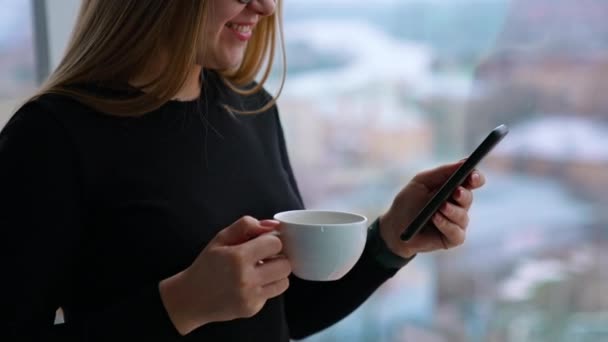Hermosa Mujer Con Anteojos Usando Teléfono Celular Beber Café — Vídeos de Stock