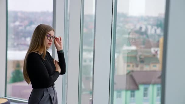 Kobieta Okularach Stojąca Przy Oknie — Wideo stockowe