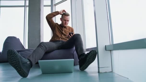 Mesajı Yazıyorum Genç Modern Adamı Ofiste Otururken Akıllı Telefon Kullanıyor — Stok video