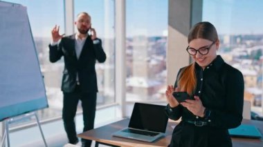 Yeni başlangıç projesi Office ile çalışan genç yaratıcı iş arkadaşları.