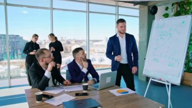 Yeni bir projede birlikte çalışan bir grup zeki iş adamı. İş toplantısı