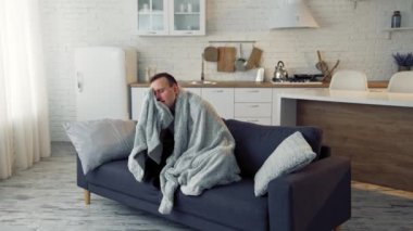 Evde grip hastası genç bir adam var. Salgın. Karantina konsepti.