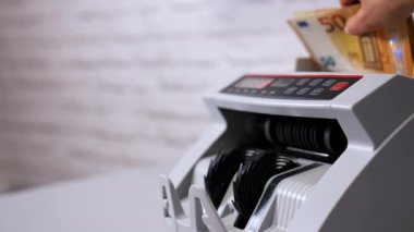 Avrupa parası bir sayım makinesinde. Finans konsepti. Banka mali işlemleri için mekanizma