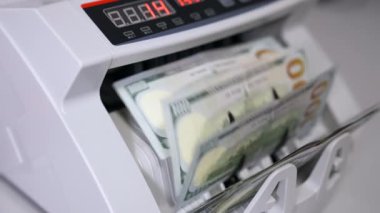 Elektronik para sayma makinesi Amerika 'nın yüz dolarlık banknotlarını sayıyor. Dünya para birimi Amerikan doları..