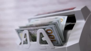 Kağıt para hesaplaması için para sayma ekipmanı. ABD ulusal kağıt para birimi.
