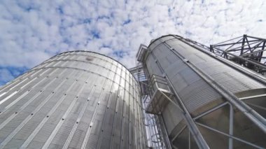 Tarımsal ürünlerin depolanması için tahıl asansörü. Modern silolar. Yakın plan..