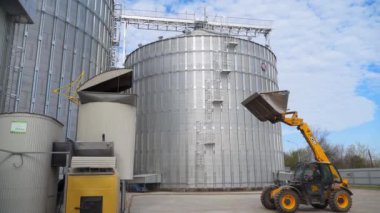 Zirai ürünlerin depolanması için tarım fabrikasındaki gümüş silolar. Büyük demir variller dolusu tahıl. Granary asansörü