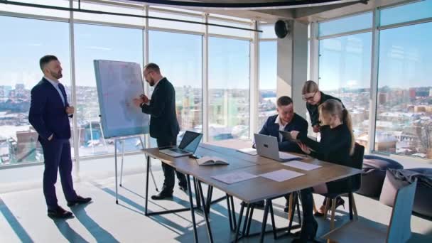 Equipe Negócios Discutindo Novo Projeto Negócios Juntos Escritório Reunião Negócios — Vídeo de Stock