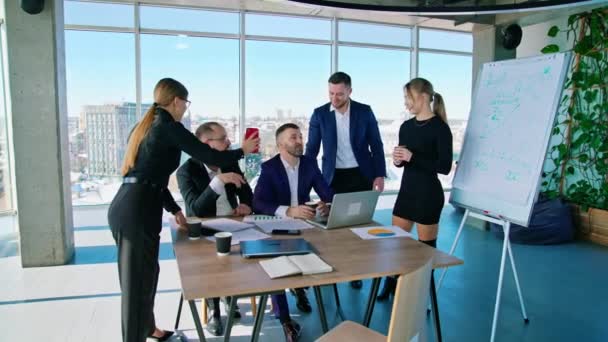一群聪明的商人在一个新项目上一起工作 商业会议 — 图库视频影像