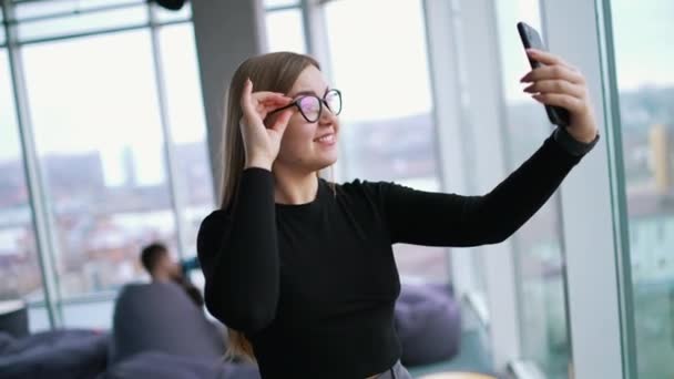 Freelancer Femenina Ropa Formal Con Anteojos Tomando Selfie Celular — Vídeos de Stock