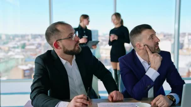 Empresarios Que Interactúan Reunión Sala Conferencias Oficina — Vídeo de stock