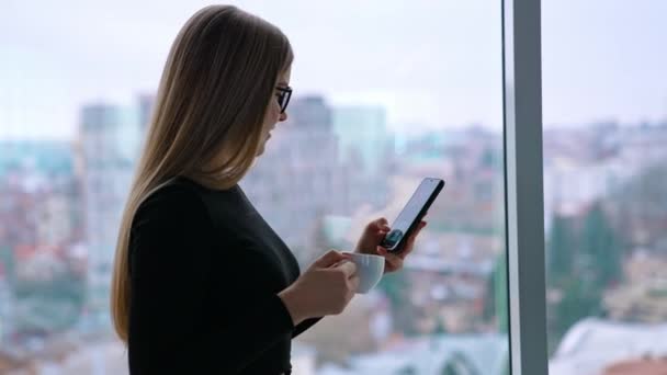 Piękna Kobieta Okularach Używa Telefonu Komórkowego Pije Kawę — Wideo stockowe