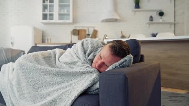 Homem Doente Sob Cobertor Quente Sofá Confortável Casa Pandemia Conceito — Vídeo de Stock