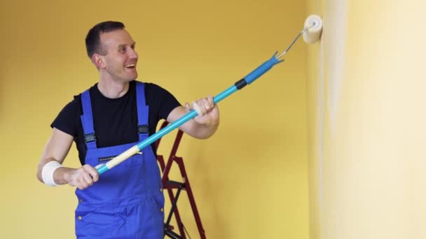 Jovem Parede Pintura Homem Com Escova Rolo Durante Renovação Seu — Vídeo de Stock