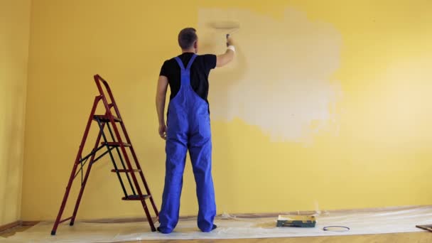 Maler Malt Auf Gelbe Wand Reparatur Bauen Und Wohnkonzept — Stockvideo