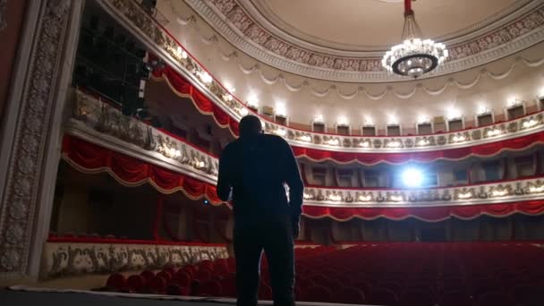 Erfolgreicher Motivationsredner Leeres Klassisches Theater Keine Menschen Wegen Pandemie Halle — Stockvideo