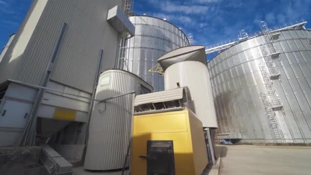 現代の穀倉地帯のエレベーター 農産物 小麦粉 穀物及び穀物の乾燥洗浄及び保管を処理するための農業加工及び製造工場の銀サイロ — ストック動画