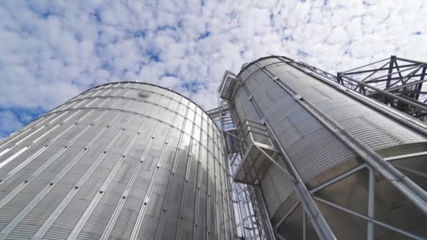 農作物の貯蔵のための穀物エレベーター 現代のサイロ クローズアップ — ストック動画