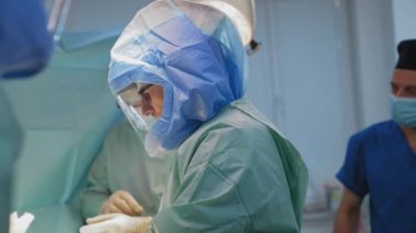 Travma cerrahisi işlemi. Ameliyathanede ameliyat ekipmanlarıyla bir grup cerrah..