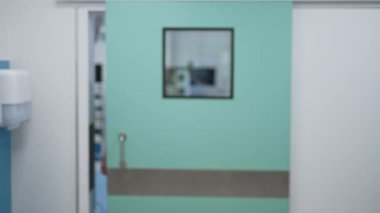 Tıbbi üniforma uzmanları hastanede bir operasyon yapıyorlar. Modern ameliyathanede tıbbi ekip operasyonu