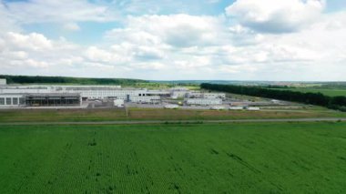 Otoparktaki kamyonlarla modern deponun hava manzarası. Şehrin banliyösünde sanayi bölgesi.