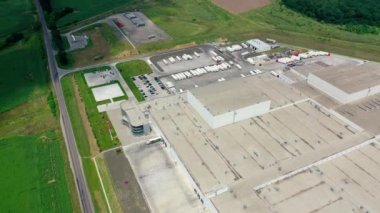 Ülkedeki endüstriyel kümes hayvanlarının havadan görünüşü. Modern Fabrika Dış Görünümü.